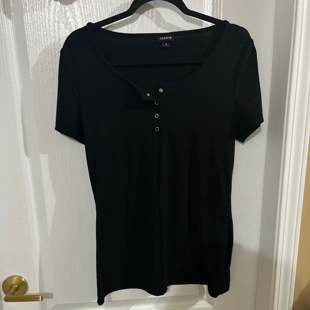 Short sleeve snap closure tee